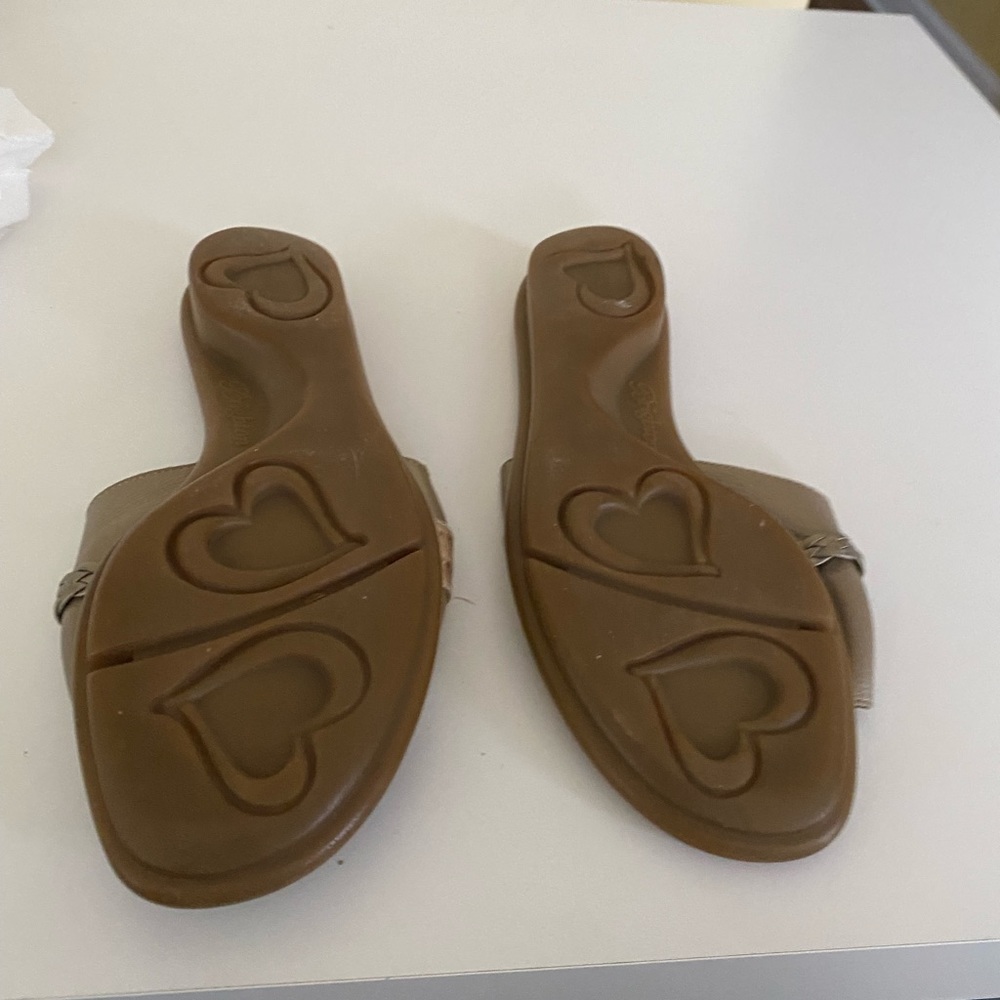 Size 8.5 Brighton slides - Picture 2 of 3